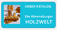 Verschiedene Holzartikel, darunter Kerzenhalter und Dekorationen.