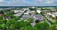 Überblick über ein Industriegebiet mit vielen Bäumen und Gebäuden.