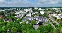 Überblick über ein Industriegebiet mit vielen Bäumen und Gebäuden.